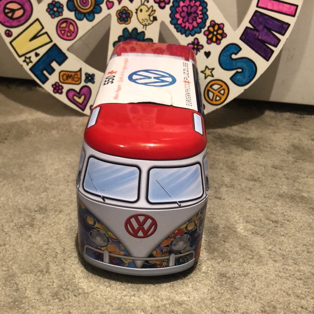 Hippie Volkswagen puzzle with 550 pieces. Comes in a metal Volkswagen tin.